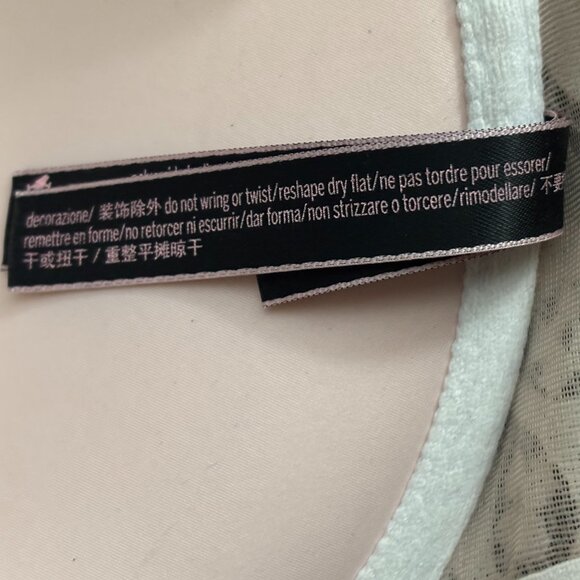 Romantic Victoria's Secret Cream and White Lace Push-Up Bra with Underwire - Picture 7 of 11